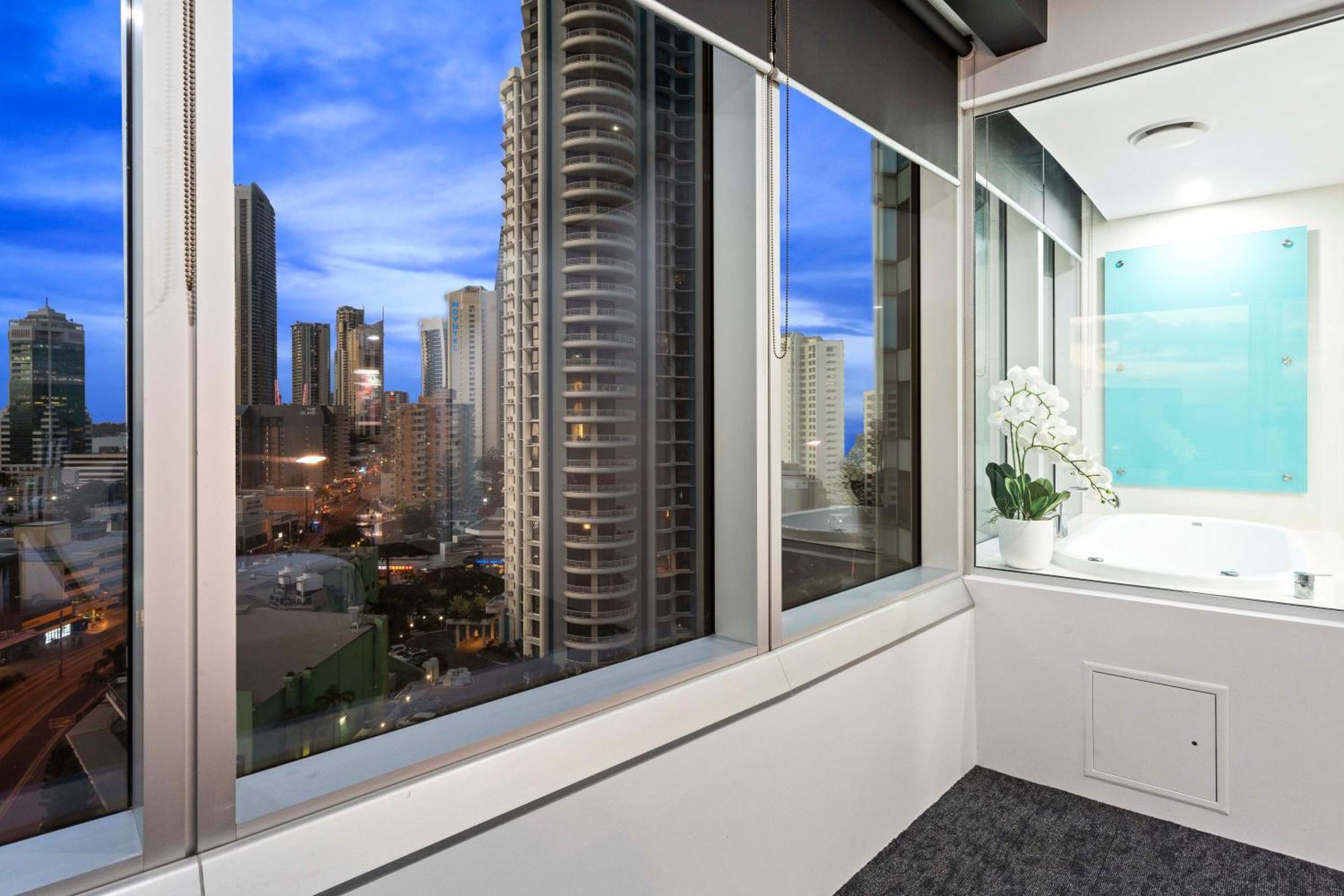 Q Tower At Surfers Paradise - Self Contained Apartments โกลด์โคสต์ ภายนอก รูปภาพ