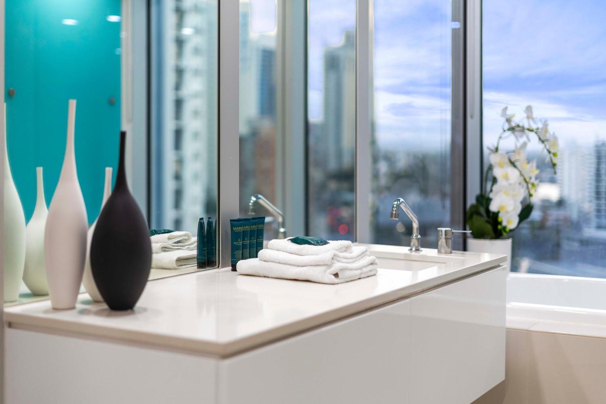Q Tower At Surfers Paradise - Self Contained Apartments โกลด์โคสต์ ภายนอก รูปภาพ
